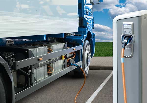 Versicherung für E-Lkw: Neue Risiken, neue Anforderungen bei der Flottenumstellung